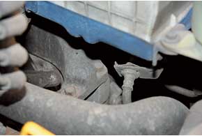 Из-за перетяжки на заводе у Aveo может лопнуть верхняя крепежная шпилька подушки коробки передач.