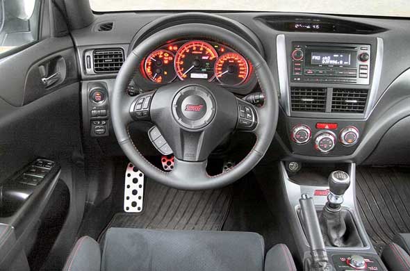 Удобные функции все чаще соседствуют с комфортом. На руле WRX STi видим кнопки управления круиз-контролем и Bluetooth. 