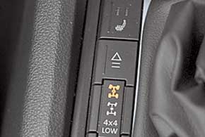 Управление полным приводом возложено на кнопки слева от рычага КП. Всего двумя нажатиями на кнопку можно перейти от заднего к полному приводу (на ходу), а потом и к понижающей (с остановкой авто).