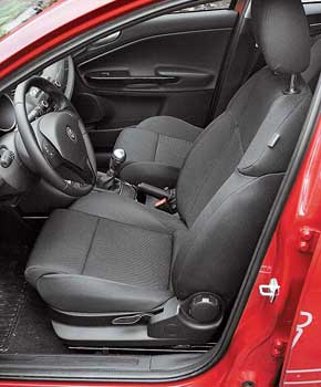 Передние сиденья удобны, но боковая поддержка не соответствует ни имиджу Alfa, ни характеру Giulietta.    