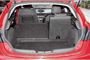 Багажник в 350 л – вместителен. Но спинки вровень с полом не складываются, а погрузочная высота великовата. 