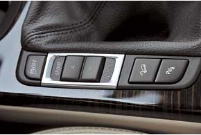 Передняя панель из дорогих мягких материалов не уступает по качеству модели 7-й серии и имеет индивидуальный дизайн. Торпедо выдается в салон, подавая водителю удобные и ставшие привычными на BMW блоки переключателей.