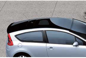 Дорогие версии могли оснащаться стеклянной крышей. На авто 2005 года она нередко трескалась, и ее меняли по гарантии. Ныне эта проблема не возникает.