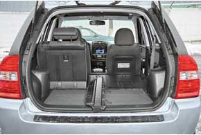 Багажник Tucson вместительнее, чем у Sportage – 325/1375 л против 330/1410 л. Благодаря откидывающейся вперед спинке переднего правого сиденья можно перевозить длинномеры до 3,5 м!
