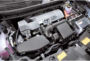 Бензиновый 1,8-литровый ДВС, коробка передач и управляющая электроника нового гибрида также поместились под капотом. 