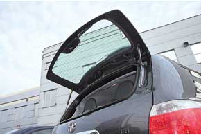 Еще одно преимущество Toyota – мелкие вещи в багажник можно загружать через открывающееся заднее стекло.