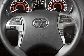 Как и у конкурента, в Toyota на руле много дублирующих кнопок. Помимо прочего, здесь можно управлять даже «климатом».