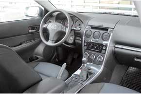 Оформление салона Mazda6 точнее всего отражает ее активный темперамент. Он подчеркнут 3-спицевым рулем, круглыми элементами щитка приборов и центральной консоли, окрашенной под алюминий.
