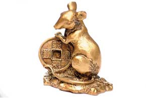 Крыса со слитком и монетой символизирует достаток, зажиточность и благополучие.