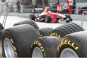 Компания Pirelli – официальный поставщик шин Формулы-1 с 2011 года – покрасит свои покрышки.