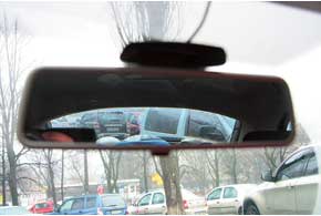 Где  зеркала бывают бессильны – так это в крупных машинах, а также там, где заднее окно сужено до размеров амбразуры.
