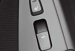 Две самые дорогие версии оснащены подогревом задних сидений, кнопки включения которого расположены на дверях.