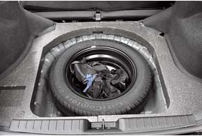 В подполье грузового отсека – полноразмерное запасное колесо.
