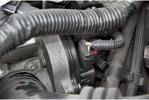 В бензиновых двигателях Ford отмечены проблемы с дроссельной заслонкой. В некоторых случаях помогает ее чистка, а иногда требуется замена.