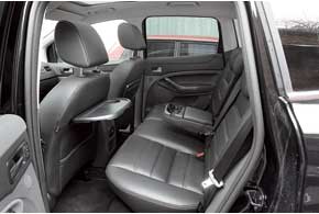 Подушка передних сидений в Tiguan на 5 см длиннее, чем у конкурента, да и посадка более глубокая, что придает ей спортивность. У Volkswagen задний ряд сидений, разделенный на три части, можно сдвинуть вперед на 16 см для увеличения багажника.