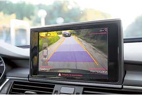 Большой 8-дюймовый дисплей отображает навигационную систему, настройки автомобиля и картинку камеры заднего вида. В меню есть также русский язык.  