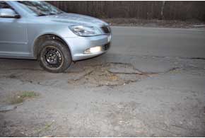 Попутно мы проверили, насколько давление в шинах влияет на вероятность их повреждения на наших нынче разбитых дорогах. 