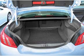 Кнопка отпирания крышки у седана традиционно спрятана в «ноль». Багажник вырос на 100 л!
