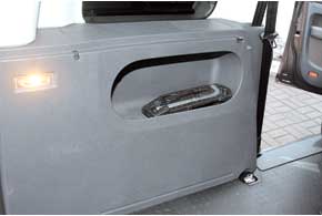 Кроме традиционной для Caddy полки над передним рядом появились сетки за дверями второго ряда и ниши над задними колесными арками.  Для максимального объема багажника второй ряд сидений можно снять.