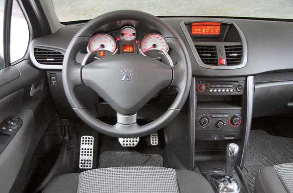 В Peugeot 207 с роботом переключать передачи можно и подрулевыми лепестками. 
