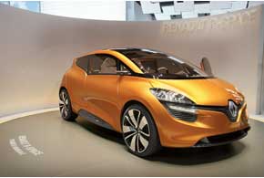 Концептуальный компактвен Renault R-Space оснащен перспективным 900-кубовым трехцилиндровым бензиновым турбомотором мощностью 110 л. с. Автомобиль позволяет представить,  как будут выглядеть семейные машины в недалеком будущем.