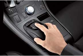 Как и в Lexus RX, предпочтение отдано не «тачскрину», к которому нужно тянуться, а джойстику Remoute Touch. 