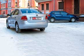 Хорошо видна разница в оформлении задней части современных хэтчбека (на заднем плане) и седана. VW Polo Sedan предыдущего поколения, который выпускался   до 2005 года , в Украине официально не продавался.