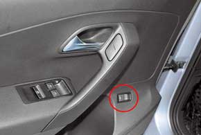 Багажник открывается только ключом или  кнопкой с двери.