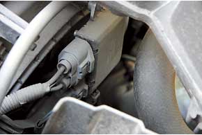 Блок управления вентиляторами охлаждения радиатора Mitsubishi может выйти из строя: они постоянно крутятся либо не работают, что приводит к перегреву двигателя.
