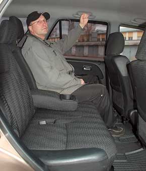 В отличие от конкурента задние сиденья CR-V – сдвижного типа – ездят на салазках назад/вперед. Благодаря этому можно изменять приоритет запаса места для ног задних пассажиров или багажа. 
