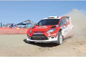 В Мексике в WRC вернулся россиянин Евгений Новиков. В ходе гонки он занимал пятую позицию «абсолюта», но, наехав на кочку, повредил систему охлаждения Fiesta RS WRC, что привело к сходу.  