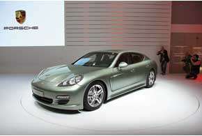 Porsche Panamera S Hybrid оснащен гибридной силовой установкой мощностью 380 л. с.