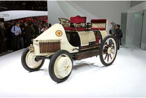 Lohner-Porsche Semper Vivus 1900 года – первый гибрид с двумя электромотор-колесами.