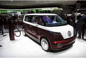 VW Bulli – прообраз компактвена в ретро-стиле c электромотором (85 кВт) и литий-ионной АКБ.