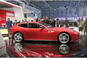 Ferrari FF – первый серийный автомобиль марки с 4-местным кузовом хэтчбек и полноприводной трансмиссией. В движение машину приводит 6,3-литровый 660-сильный V12.