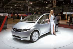 Italdesign Giugiaro-VW GO! – концептуальный городской компактвен с электромотором 85 кВт и литий-ионной батареей, обеспечивающей запас хода до 240 км.