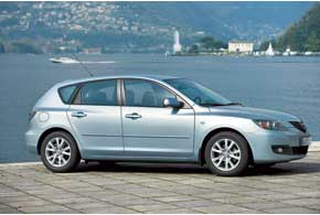 Mazda3 представлена 5-дверным хэтчбеком и 4-дверным седаном. Причем последний из-за покатого заднего стекла и короткой ступеньки крышки багажника больше похож на лифтбек. 