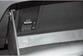 В бардачок Hyundai ix35 подается прохладный воздух от кондиционера. Скоро потеплеет и опция окажется востребованной.