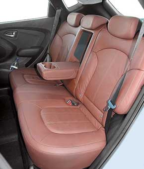 Передние сиденья ix35 – самые «гражданские». Hyundai наиболее просторный в плечах на переднем ряду. Сзади места над головой у ix35 больше всех, но меньше всего его для ног. Во всех комплектациях Hyundai предлагает подогрев задних (!) сидений. Таким и в премиум-сегменте никто не похвастается.