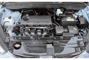 2,0-литровый мотор Hyundai развивает мощность в 166 л. с. Самый доступный ix35 – моноприводный, с этим мотором и «механикой» он обойдется в 199900 грн.