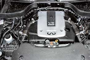 3,7-литровый 333-сильный мотор с 7-ступенчатой АКП пришел на смену прежнему агрегату, состоявшему из 3,5-литрового двигателя (280 л. с.) и 5-диапазонной АКП, которые достались «эф иксу» от модели первого поколения.