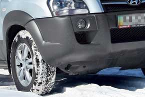 Tucson легко расправлялся со снежными наносами. Клиренса в 20 см хватает. Отсутствие полного привода отчасти компенсировали зубастые арктические шипованые шины Nokian Hakkapeliitta 7 SUV.