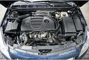 По части мускульной силы безоговорочный лидер – Opel. 220-сильная Insignia ощутимо быстрее. Еще одно преимущество – более плавный старт за счет классической АКП с гидротрансформатором. А вот расход топлива у нее больше и багажник меньше.