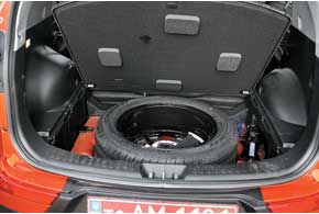 Багажник объемом 564 литра неплох. В украинской версии под его полом размещено полноразмерное запасное колесо.
