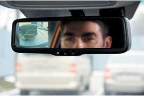 Маленькая картинка с камеры заднего вида показывается в салонном зеркале. Но заказать крупный монитор, как в «собрате»-конкуренте Hyundai ix35, в украинских Sportage почему-то нельзя. 
