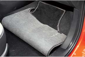 Тыльная сторона ворсовых ковриков должна быть шероховатой, а основа – жесткой, чтобы она не собиралась в гармошку.