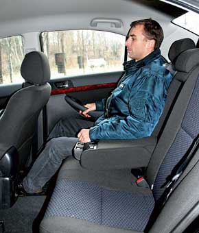 В обеих машинах друг за другом смогут усесться даже высокие люди.  Вместе с тем, запас места для ног задних пассажиров чуть больше в Avensis. 