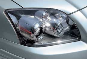 Защитный колпак передней оптики в Avensis со временем пескоструится и качество освещения ухудшается. Иногда могут запотевать фары.