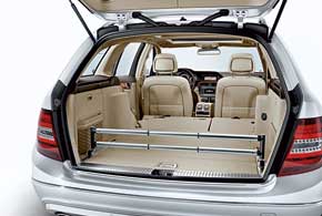 Универсал (T-Modell) имеет багажник от 450 л в «походном» состоянии до 1500 л при сложенных сиденьях, а также систему удержания грузов.