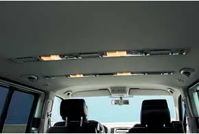 В пассажирской части салона – индивидуальное освещение и управление 3-й зоной климат-контроля. Дефлекторы настраиваются на прямой или рассеянный обдув. 